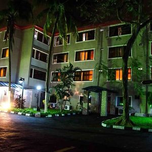 Chesterfield Hotel & Suites